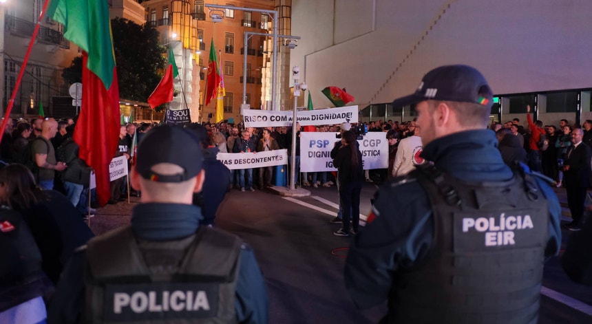 Polícias respondem a Montenegro: "400 euros, nem menos um cêntimo"