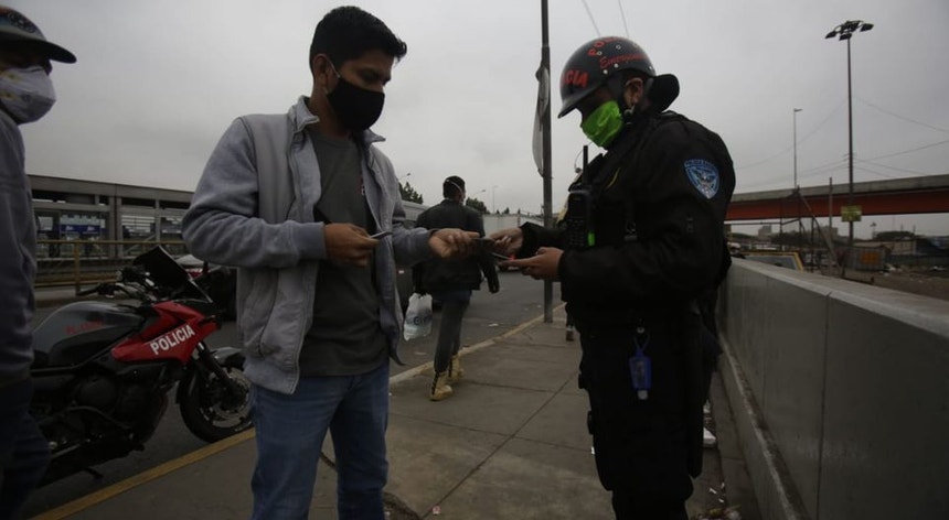 Os peruanos estão a ser confrontados com um período difícil da pandemia e as autoridades controlam a circulação
