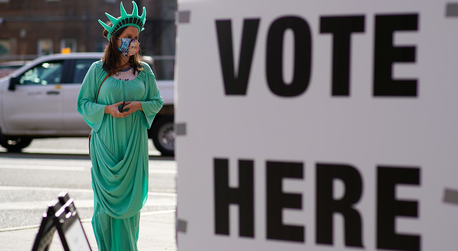  Uma mulher vestida de Est&aacute;tua da Liberdade est&aacute; perto de um local de vota&ccedil;&atilde;o no dia das elei&ccedil;&otilde;es em Hoboken, Nova Jersey | REUTERS/Eduardo Munoz  