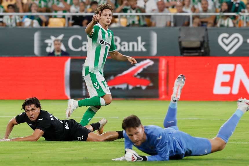 Imagem de Betis entra a ganhar na Liga espanhola com `golaço` de Riquelme à Real Sociedad