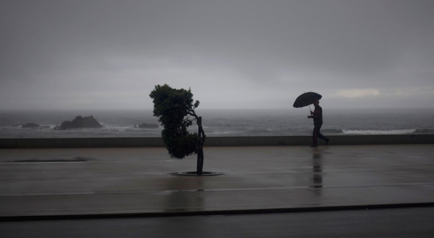 O Instituto do Mar e da Atmosfera indica em comunicado que Portugal continental sofrerá amanhã a sofrer os efeitos de uma superfície frontal fria, associada à depressão Gabriel
