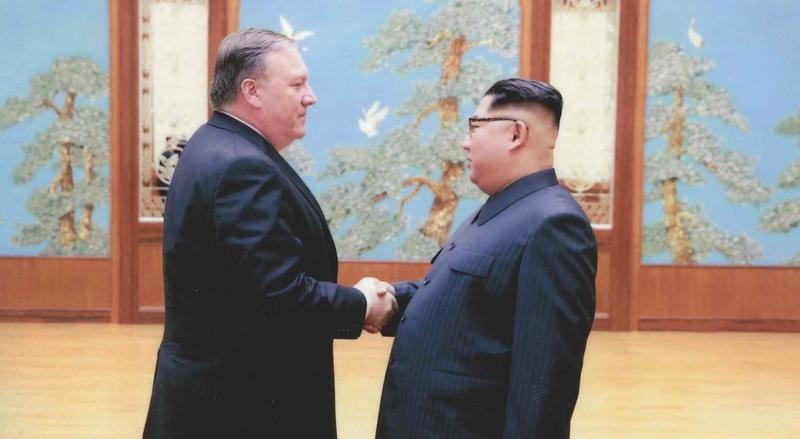 Mike Pompeo e Kim Jong-un durante a primeira visita do secretário de Estado norte-americano a Pyongyang, no final de abril
