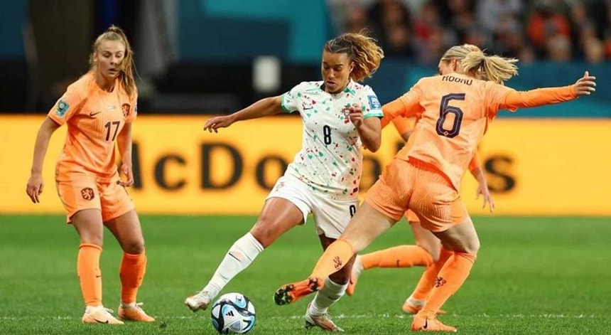 Andreia Norton disputa a bola entre duas neerlandesas 
