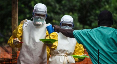 Equipa médica a trabalhar com a organização Médicos Sem Fronteiras em agosto de 2014 (foto: Reuters) Equipa médica a trabalhar com a organização Médicos Sem Fronteiras em agosto de 2014 (foto: Reuters)