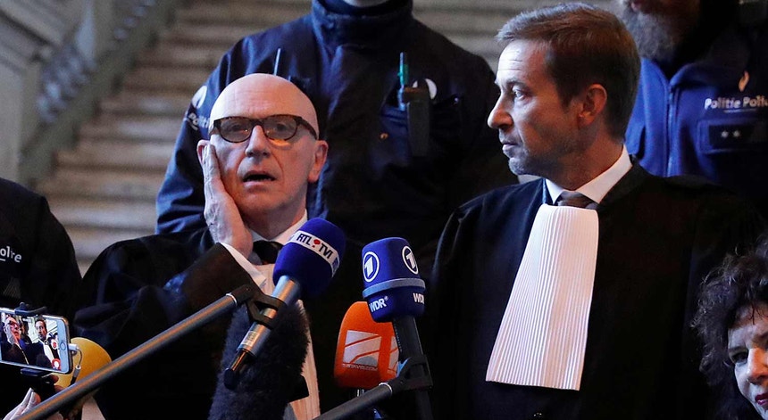 Paul Bekaert, advogado por Presidente destituído da Catalunha, à porta do tribunal de Bruxelas onde está a ser apreciado o pedido extradição de Carles Puigdemont e de quatro dos seus ministros feito por Madrid
