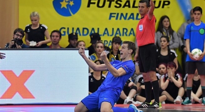 Andrei Afanasyev festeja vitória na Uefa Futsal Cup
