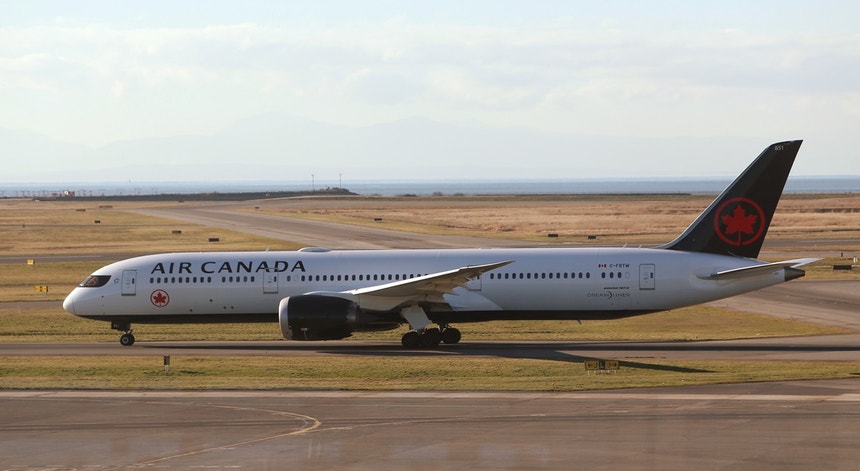 O avião, que transportava mais de 200 passageiros e 15 tripulantes, foi forçado a fazer uma aterragem de emergência no aeroporto internacional de Honolulu
