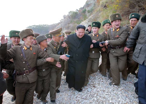 O líder norte-coreano, Kim Jong-un, em visita ao destacamento militar da ilhota de Mahap, em novembro de 2016 (KCNA)