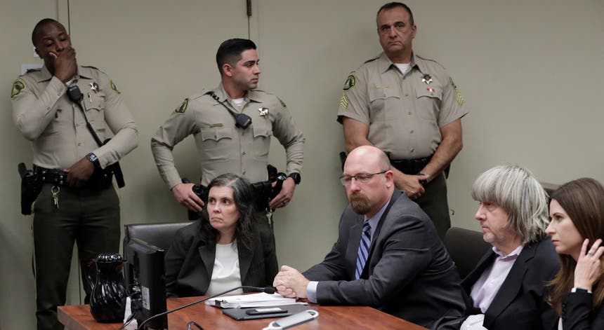 O casal Turpin presente no tribunal de Riverside, Califórnia. Foto: Reuters
