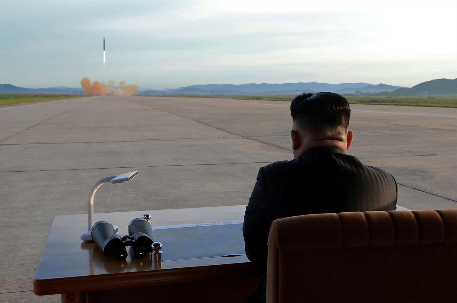  O l&iacute;der norte-coreano Kim Jong Un observa o lan&ccedil;amento do m&iacute;ssil Hwasong-12 / Reuters 