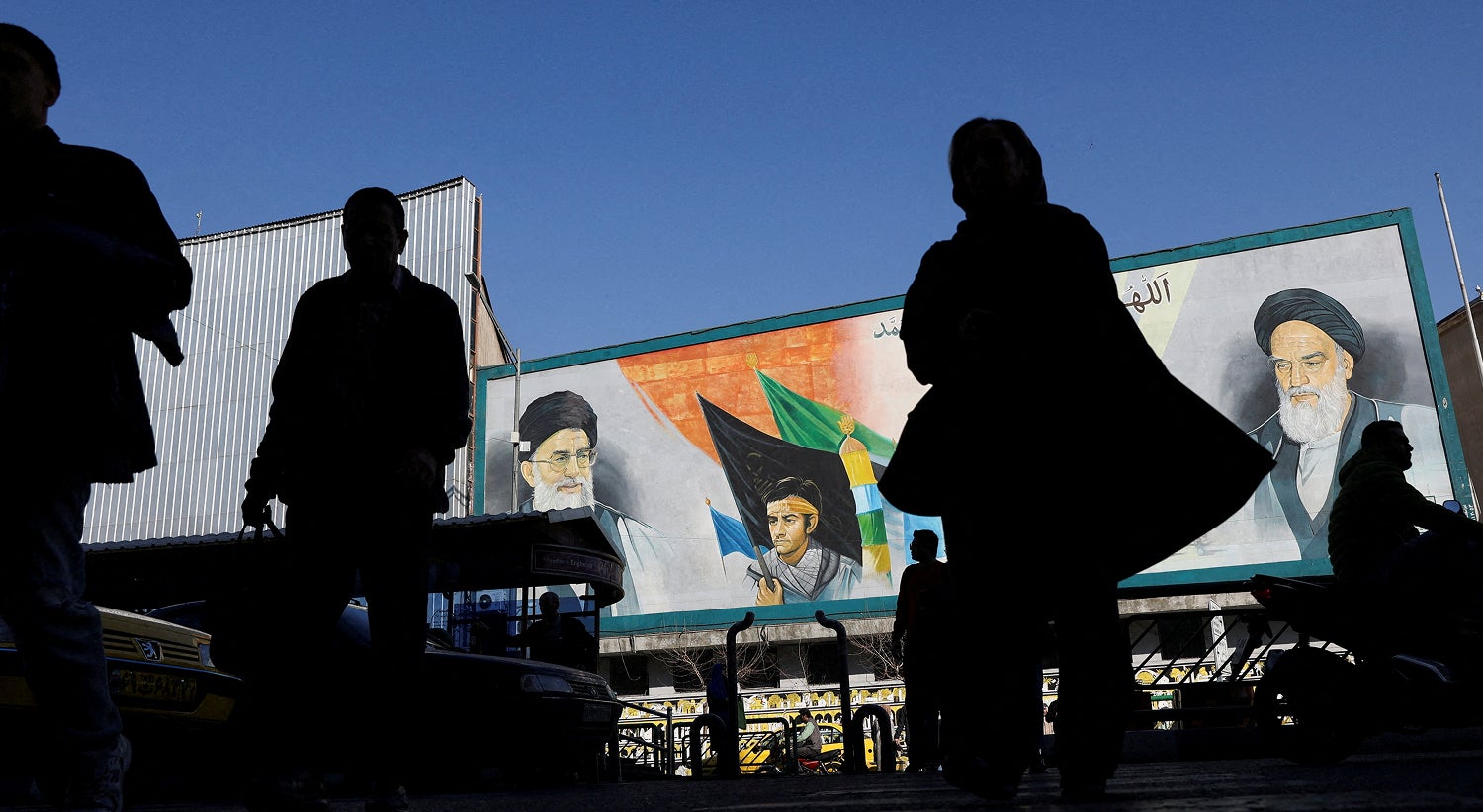 Tensão EUA-Irão. Trump admite que está a considerar ataque ao país