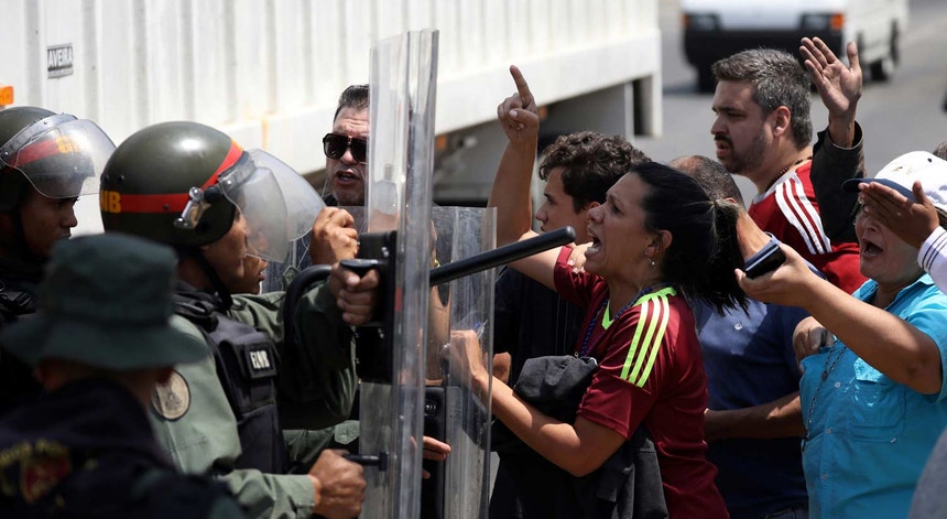 Elementos da Guarda Nacional Venezuelana entraram em confronto com deputados da Assembleia Nacional, apoiantes de Juan Guaidó, que viajavam para a fronteira entre a Venezuela e a Colômbia
