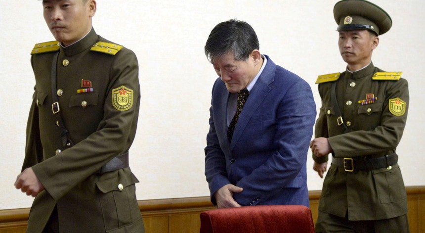 Kim Dong Chul, naturalizado americano, abandona o tribunal em Pyongyang em março de 2016, condenado a 10 anos de trabalhos forçados.
