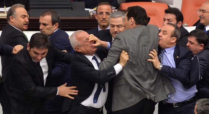 As cenas de pancadaria no parlamento turco têm antecedentes. Aqui, um de Fevereiro de 2015
