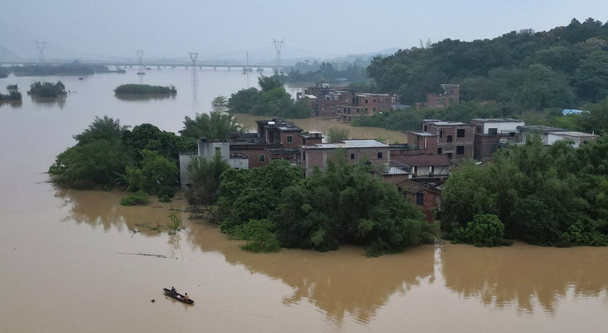 Várias casas ficaram submersas devido a chuvas fortes numa aldeia em Qingyuan, província de Guangdong, China
