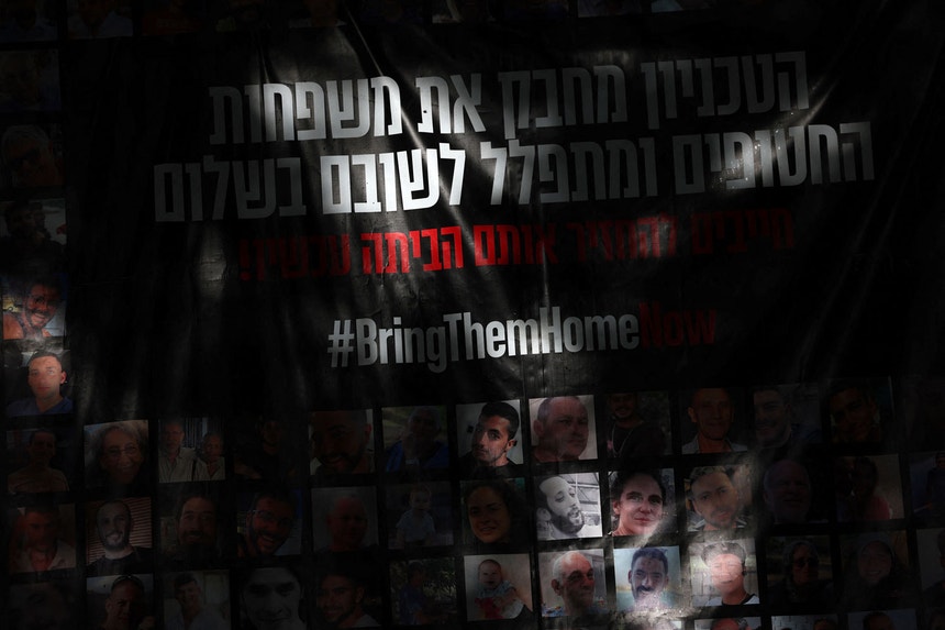 Imagem de um cartaz a lembrar os reféns feitos pelo Hamas a 7 de outubro de 2023 num ataque a Israel
