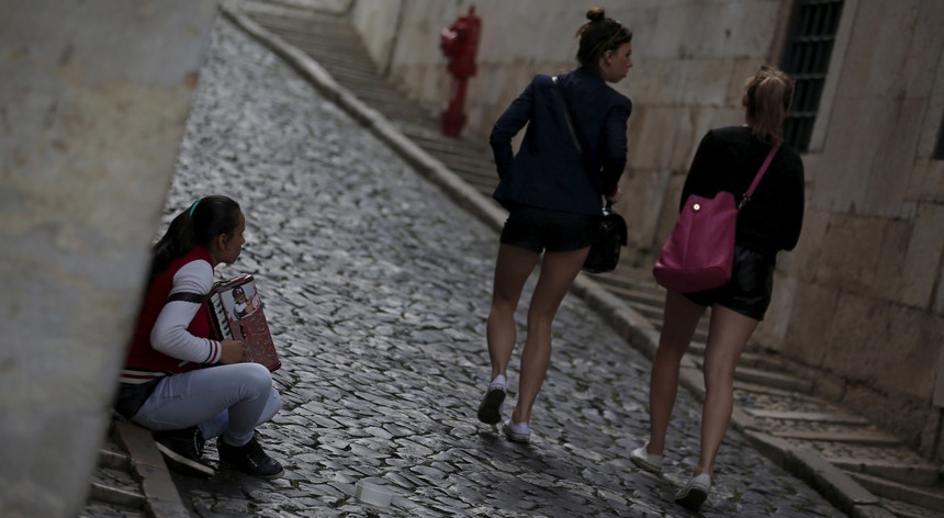 Em Portugal, os números dizem que 24 por cento dos filhos de pais com baixos rendimentos têm mais dificuldades em atingir salários mais elevados e acabam também por ter baixos rendimentos
