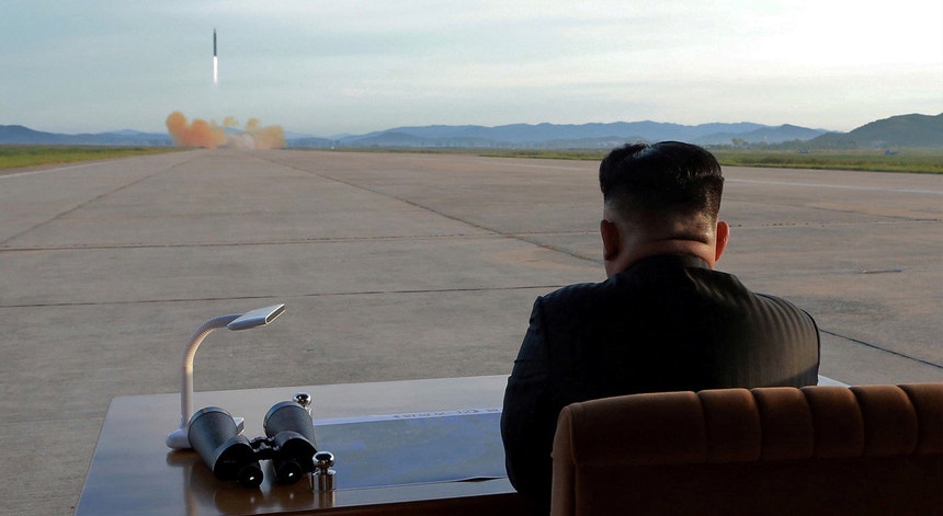 Presidente da Coreia do Norte Kim Jong Un observa o lançamento de um míssil Hwasong-12 numa foto sem data publicada pela KCNA a 16 de setembro de 2017
