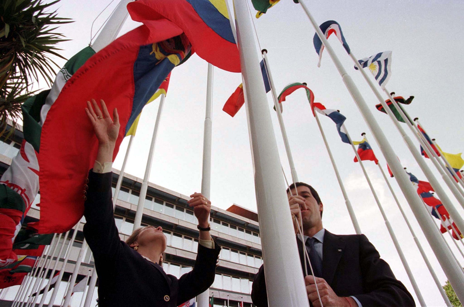  O hastear das bandeiras na sede da Expo '98 /Foto: Jos&eacute; Manuel Ribeiro - Reuters 