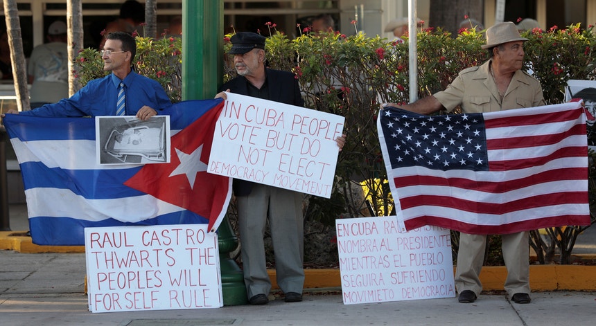 Cubanos exilados protestam a eleição de Diaz-Canel, em Little Havan, Florida, EUA
