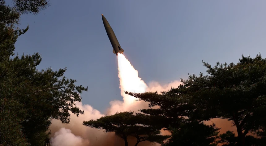 Imagem ilustrativa: Coreia do Norte confirma lançamento de mísseis balísticos em "exercício de ataq