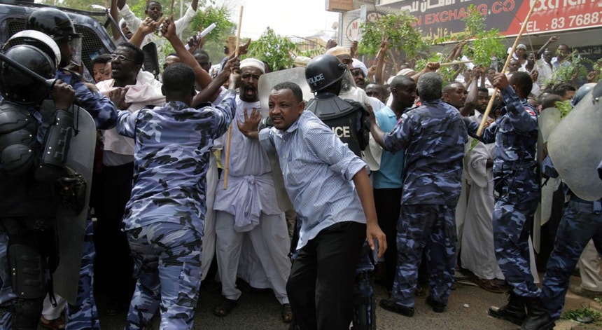 A confusão está instalada depois do anúncio de que líderes políticos sudaneses tinham sido detidos
