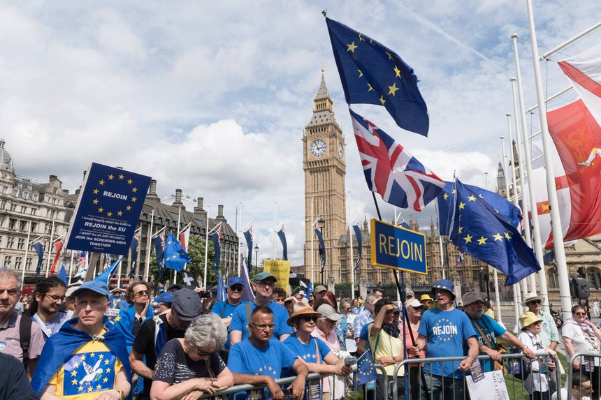 Parlamento britânico vai debater petição popular para regresso à União Europeia 