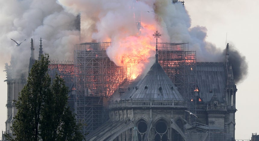 Catedral Notre Dame de Paris em chamas