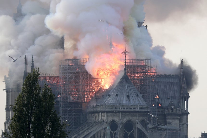 Catedral Notre Dame de Paris em chamas