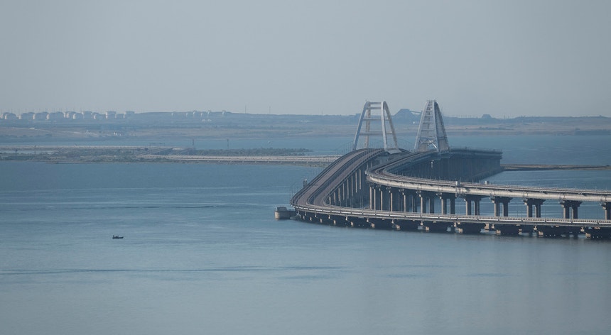 Explosões terão estado na origem do corte da circulação em ponte que liga Crimeia e Rússia
