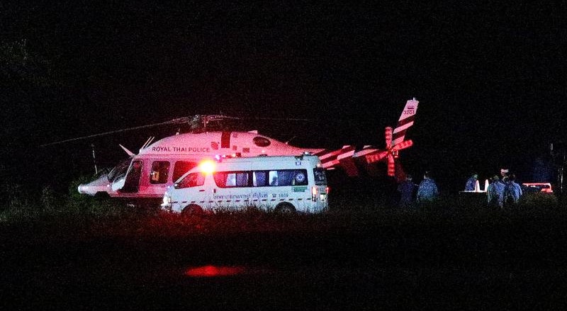 Os rapazes resgatados foram levados para o hospital local de ambulância e helicóptero
