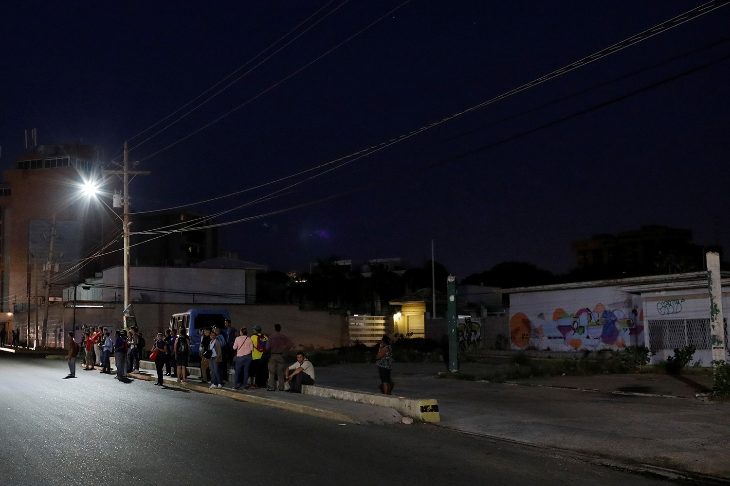  Pessoas aguardam pelos transportes p&uacute;blicos /Foto: Marco Bello - Reuters 