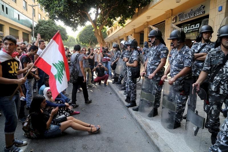 O protesto dentro do ministério contra a crise do lixo foi ecoado por centenas de pessoas nas ruas frente ao edifício Foto: Reuters