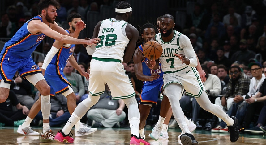 Queta marca 13 pontos na vitória dos Celtics sobre os campeões da NBA