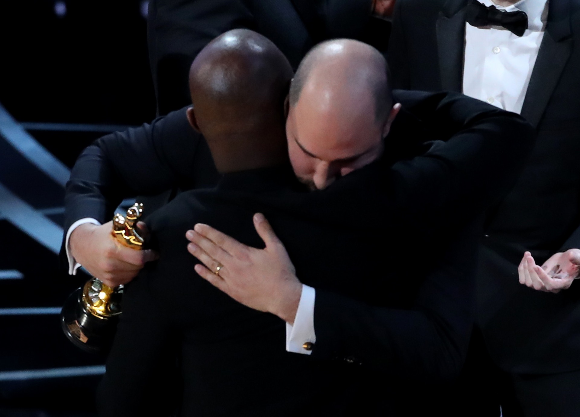  Barry Jenkins, de "Moonlight", abra&ccedil;a Jordan Horowitz depois de ter sido corrigida toda a confus&atilde;o (Cr&eacute;ditos: Lucy Nicholson - Reuters) 