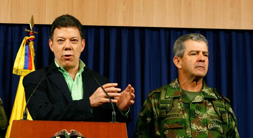 Santos (esq.) em 2008, com o general Mario Montoya, chefe de Estado.Maior que teve de demitir-se devido ao escândalo dos "falsos positivos"
