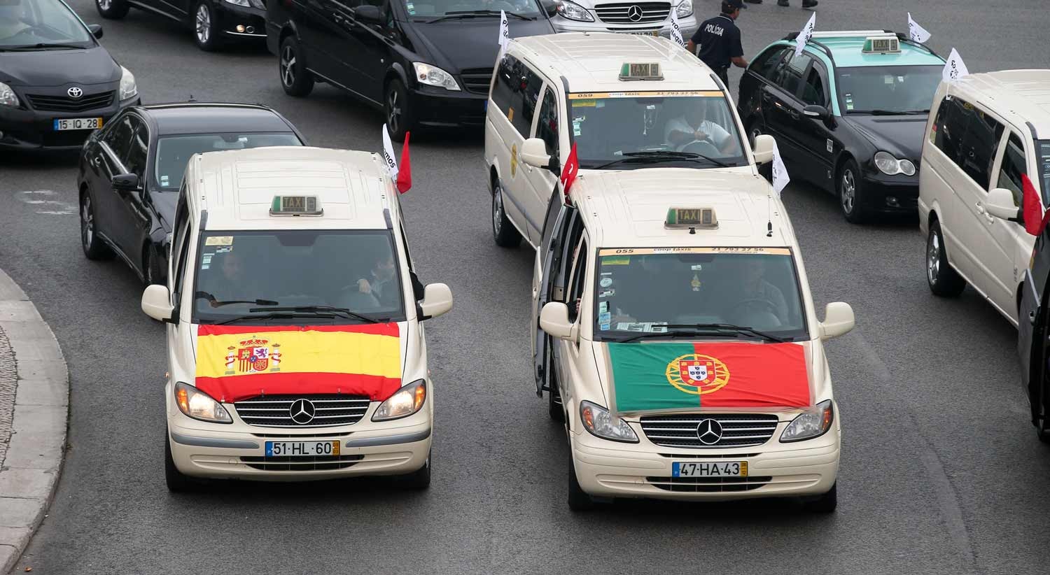  Dois taxistas exibem uma bandeira de Espanha e outra de Portugal  /  Ant&oacute;nio Cotrim - Lusa 