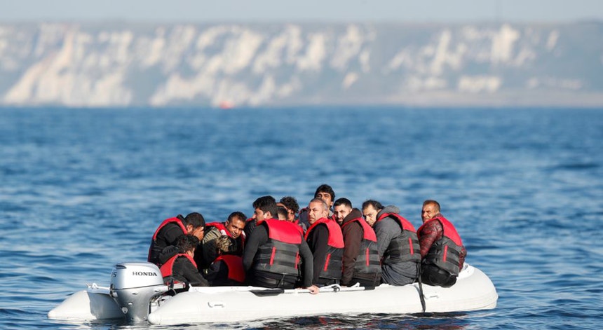 Migrantes que partiram da costa do norte de França atravessam o Canal da Mancha num barco insuflável perto de Dover, na Grã-Bretanha, a 4 de agosto de 2021. Peter Nicholls
