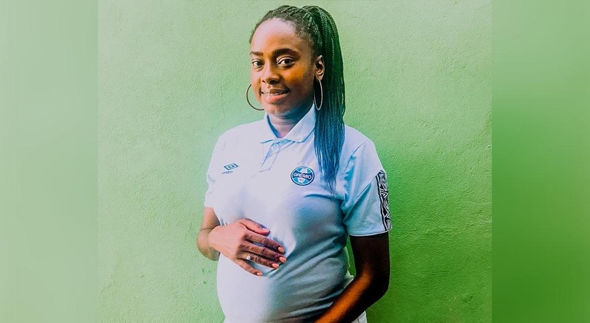 Beta, defesa do Grémio, de 31 anos, é um dos exemplos de futebolistas grávidas
