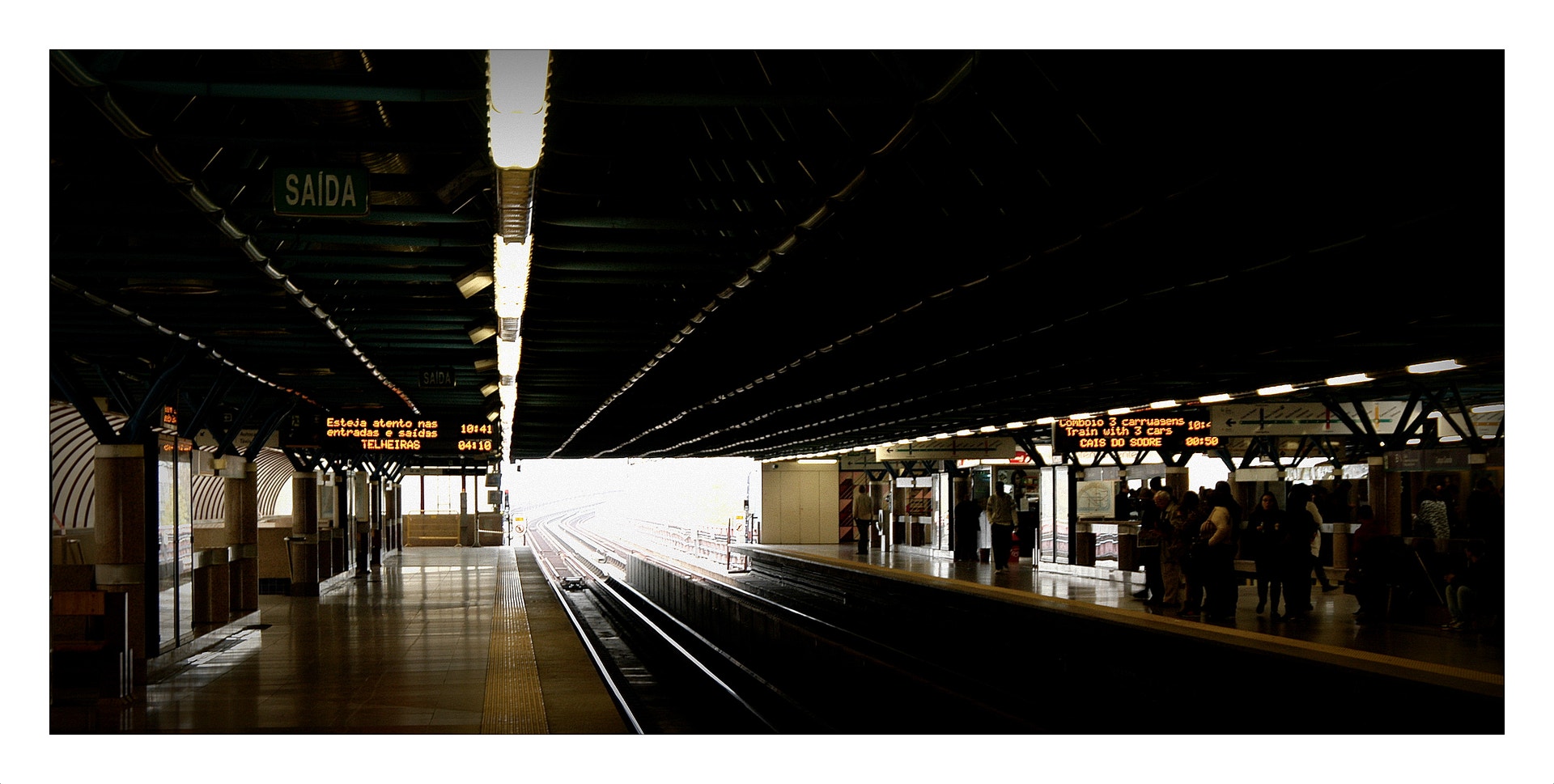  Campo Grande: inaugurada a 1 de abril de 1993 e tem a particularidade de ter sido a primeira esta&ccedil;&atilde;o constitu&iacute;da em viaduto. &Eacute; uma esta&ccedil;&atilde;o dupla onde se interligam a Linha Amarela e a Linha Verde. O projeto arquitet&oacute;nico &eacute; da autoria de Ezequiel Nicolau e as interven&ccedil;&otilde;es pl&aacute;sticas de Eduardo Nery.  