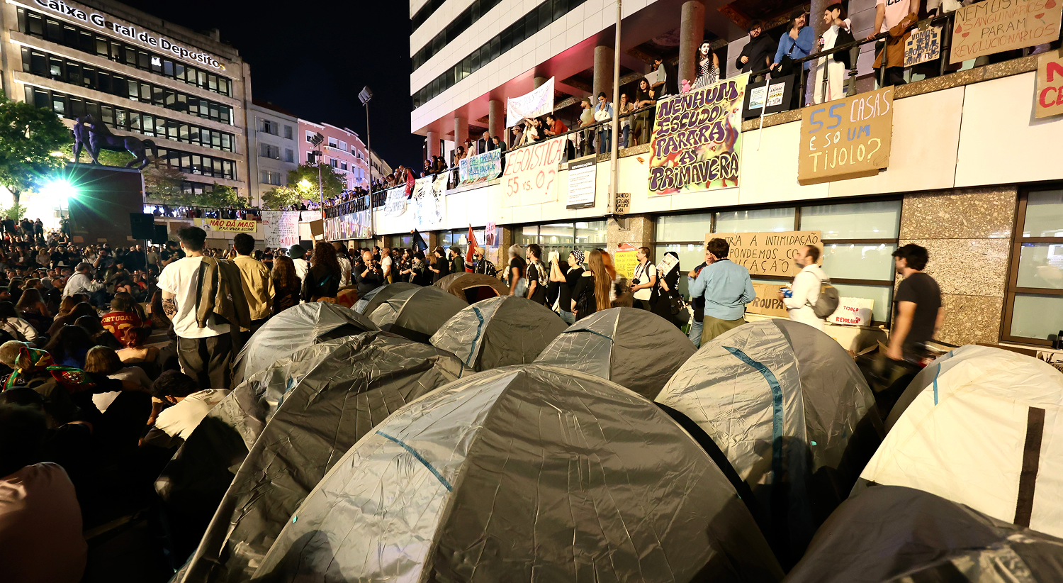 Protestos pela habita��o e contra aumento do custo de vida sobem de tom em manifesta��o nacional