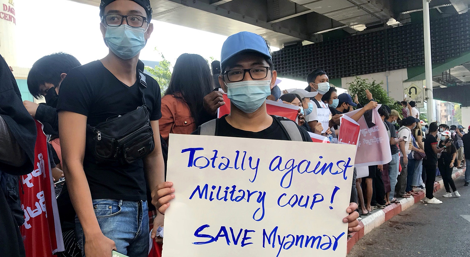  "Totalmente contra o golpe militar! Salvem Myanmar" | Foto: Reuters 