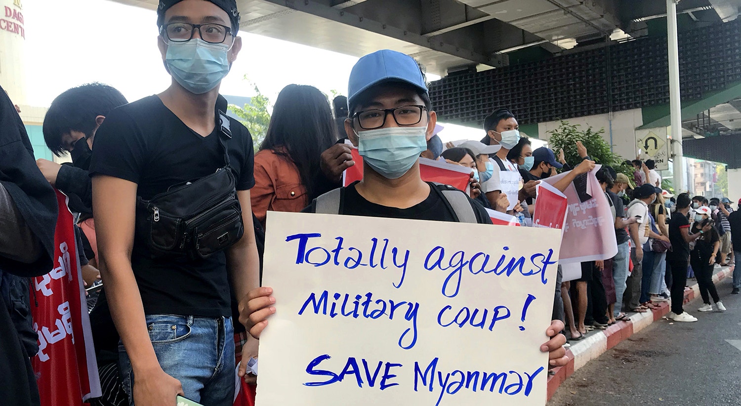  &quot;Totalmente contra o golpe militar! Salvem Myanmar&quot; | Foto: Reuters 