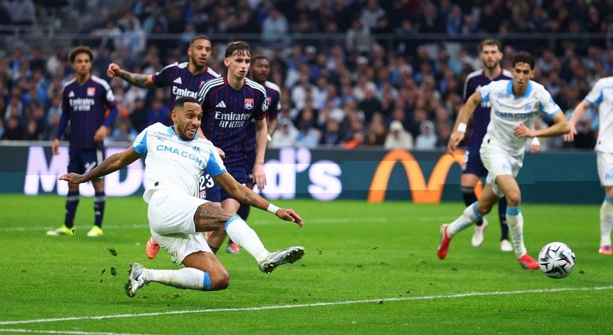 Imagem de Marselha derrota Lyon e aproxima-se do terceiro lugar