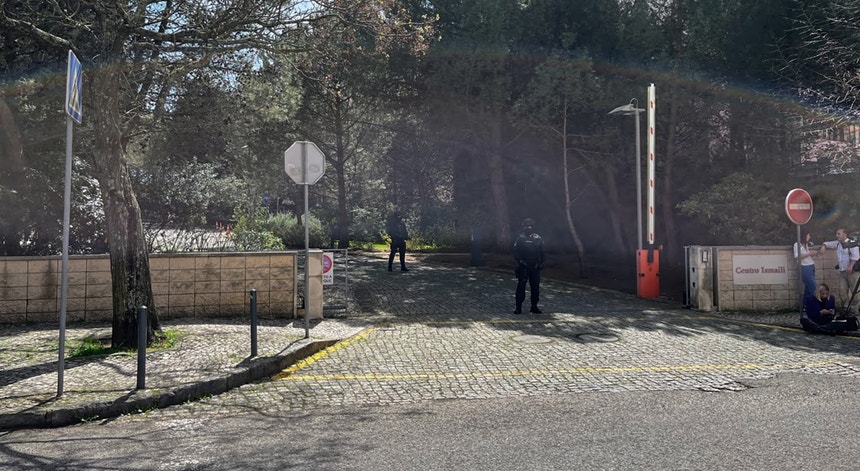 Fotografia do Centro Ismaili de Lisboa no dia do ataque em que morreram duas mulheres, a 28 de março de 2023. 
