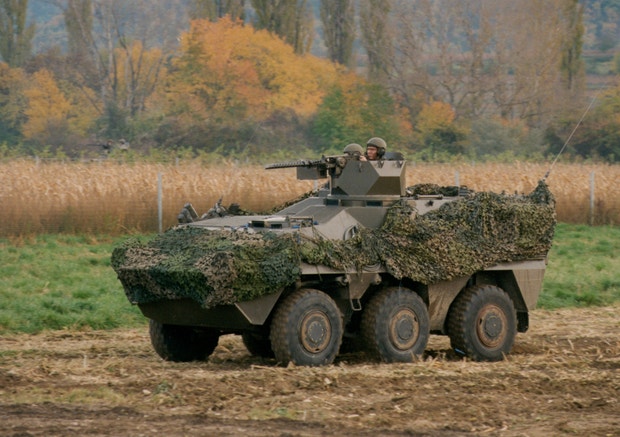 Qué es armored en Portugués? blindado