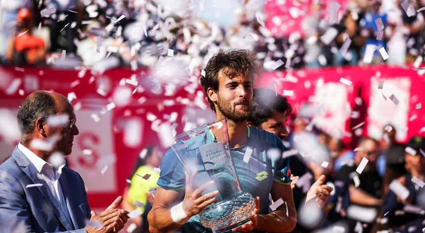 É a primeira vez que um tenista português vence o único torneio ATP que se realiza em solo nacional. 
