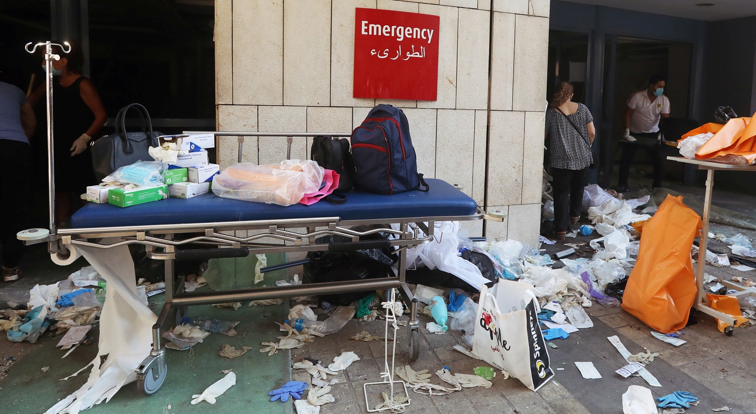  O elevado n&uacute;mero de feridos levou a uma sobrelota&ccedil;&atilde;o dos hospitais de Beirute | Mohamed Azakir - Reuters 