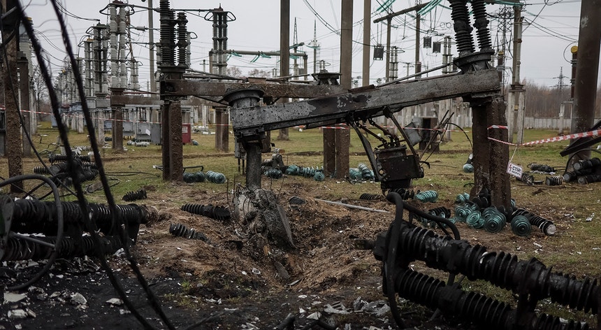 Já não a primeira vez que as forças russas têm como alvo instalações energéticas. A Ucrânia tem estado a reparar em contrarrelógio as infraestruturas depois dos ataques do último inverno terem danificado quase metade do sistema energético.
