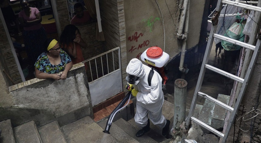 As autoridades sanitárias fazem o que podem para minorar os danos da pandemia
